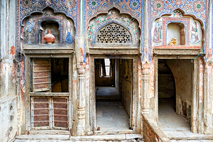 Decorated house in Mandawa showing traditional Shekhawati style