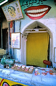 Street dentist providing services in Peshawar