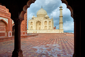 Visit to Taj Mahal Palace in Agra during cloudy weather