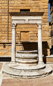 Visit medieval well in Piazza Square Pio II in Pienza Italy