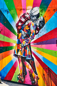 Bright mural of a couple kissing on the High Line in Manhattan