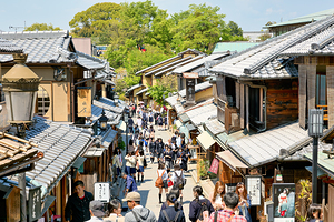 Many people stroll along the streets of Higashiyama district in 
