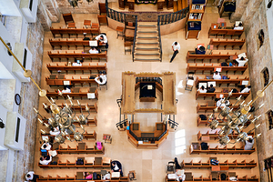 Hurva Synagogue in Jerusalem hosts prayers and gatherings