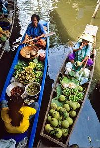 Vendors sell fruits and veggies at Bangkoks floating market