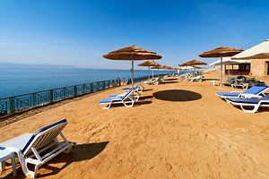 Relaxing area at Movenpick Resort at Dead Sea with sun loungers