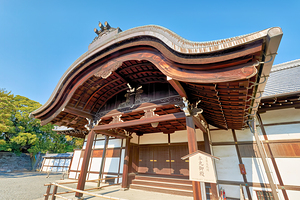 Visitors admire the entrance of Honmaru Palace in Nijo Castle K