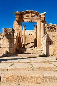 Exploring the ancient ruins of Gerasa in Jordan under clear skie