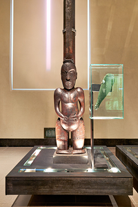 Maori sculpture and artifact at Auckland War Memorial Museum