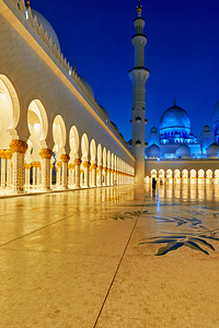 Visiting Sheikh Zayed Grand Mosque in Abu Dhabi at night