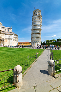 Exploring the Leaning Tower in Piazza dei Miracoli Pisa
