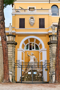 National Gallery of Ancient Art with Apollo Citaredo statue in R