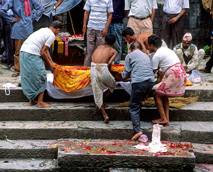 Nepal. Kathmandu. Cremation in Pashupatinath