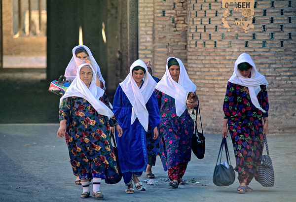 Women stroll through Khivas streets with tradition Print