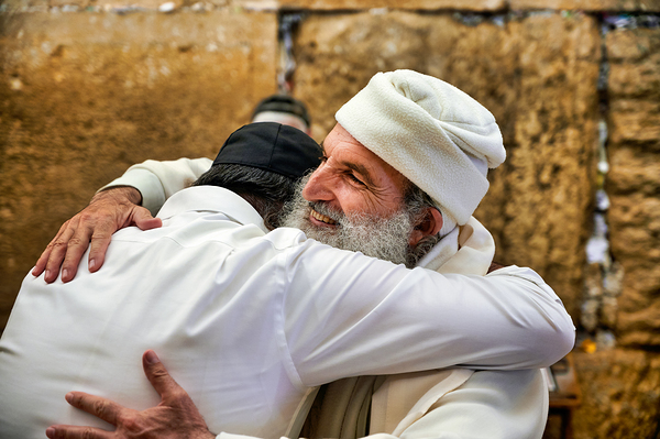 Men embrace each other at the Wailing Wall in Jerusalem Print