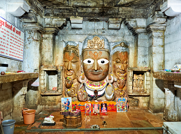 Rituals at Chittorgarh Fort in Rajasthan India during the day Print