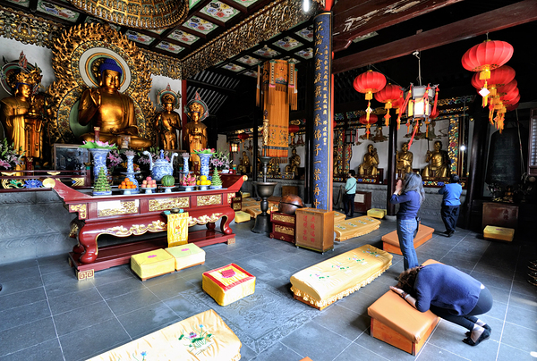 Worshippers offer prayers in a Buddhist temple in Shanghai Chin Print