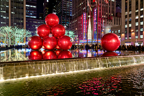 Manhattan showcases big red ornaments at Christmas time Print