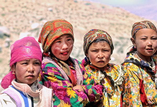 Children in a village in Uzbekistan during a sunny day Print