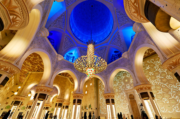 Visit Sheikh Zayed Grand Mosque in Abu Dhabi during evening Print
