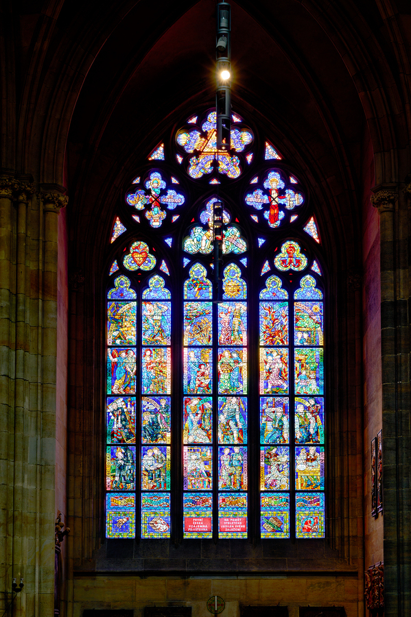 Vibrant stained glass window in a gothic cathedral.  Imprimer