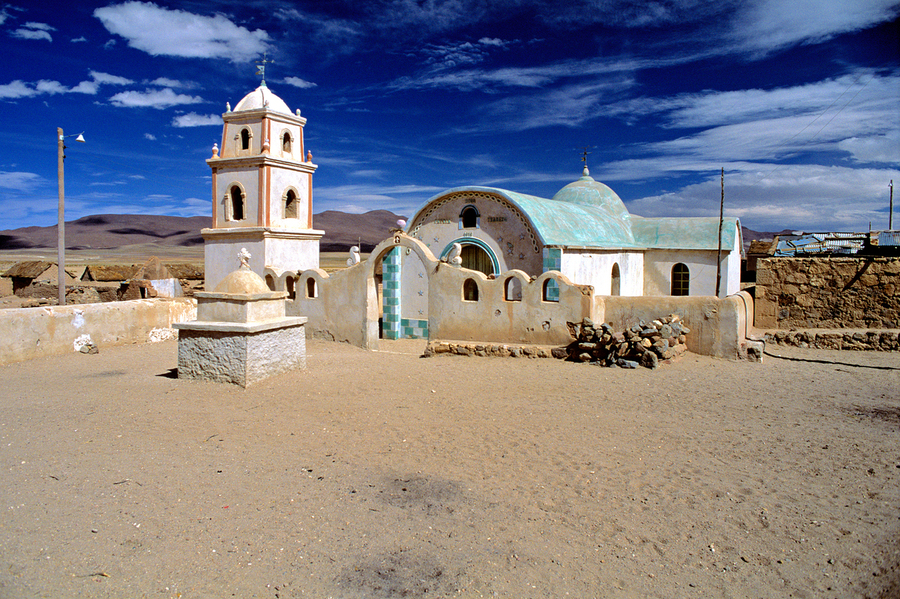 Remote desert church with bell tower under a dramatic sky.  Imprimer