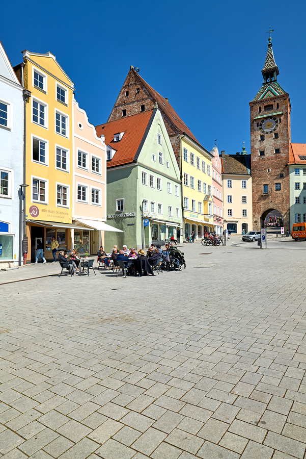 People enjoy meals in Hauptplatz square in Landsberg am Lech Ger  Imprimer