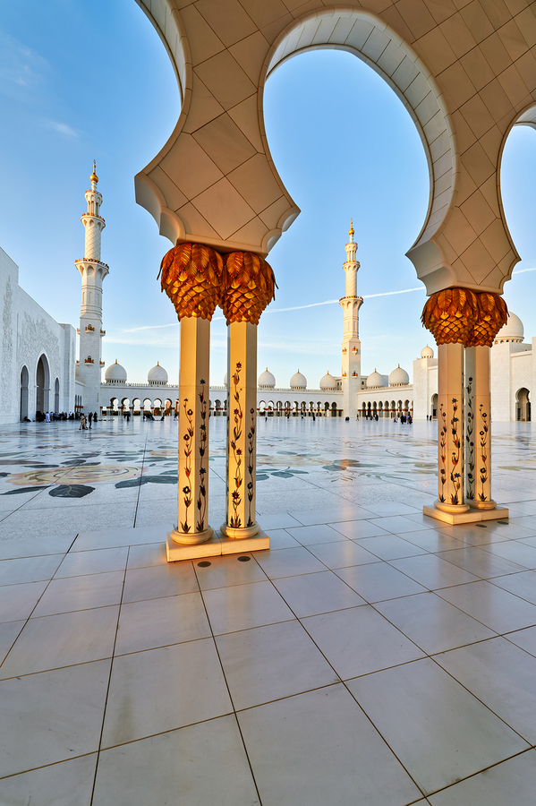 Visit to Sheikh Zayed Grand Mosque in Abu Dhabi at dawn  Imprimer