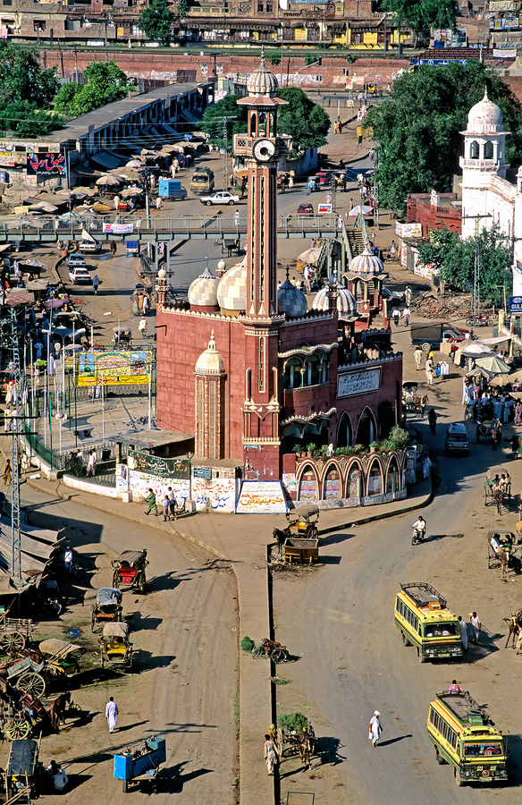 Aerial view of Lahore showing traffic and buildings  Imprimer
