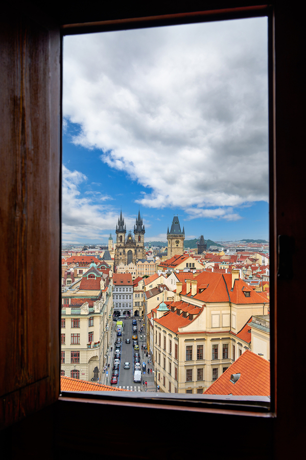 Prague cityscape from window Tyn Church red roofs.  Imprimer