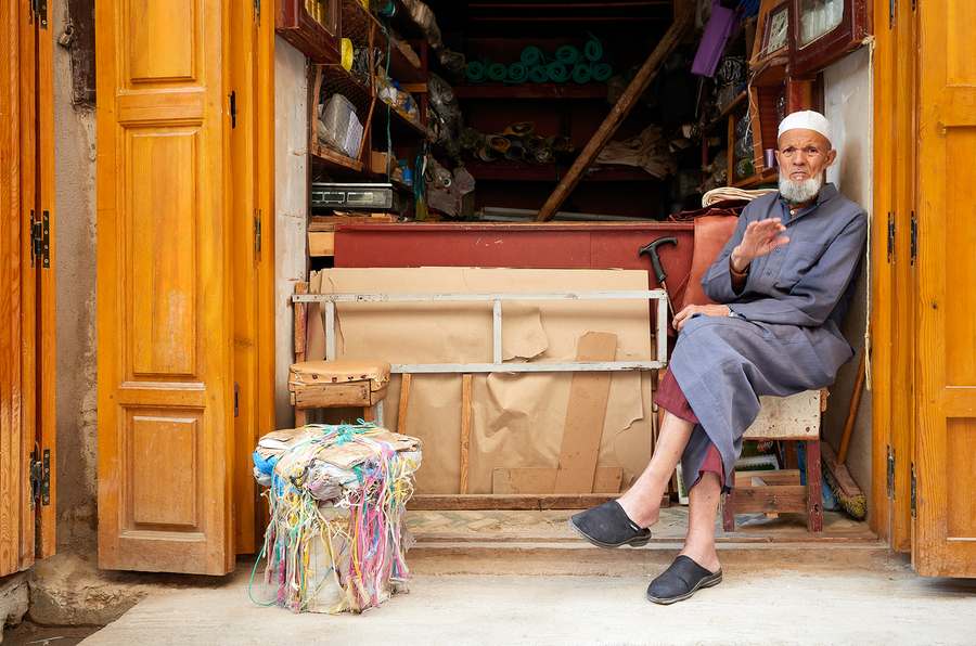 Old man in second hand shop at medina in Fez Morocco  Imprimer