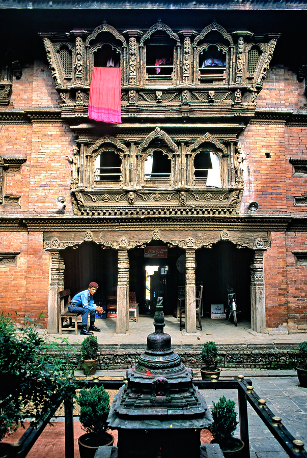 Kumari goddess house in Kathmandu shows architecture and daily l  Imprimer