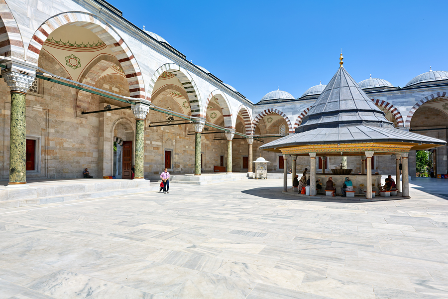 Visitors explore the courtyard at Fatih Mosque in Istanbul  Imprimer