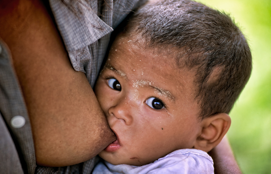 Feeding a baby in Myanmar during daytime hours  Imprimer