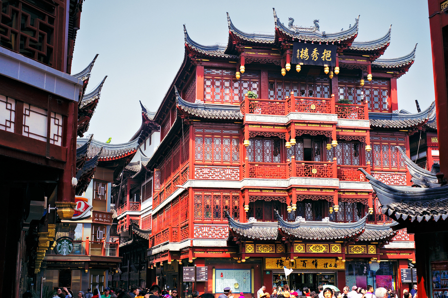 Traditional architecture in Shanghai marketplace draws crowds  Print