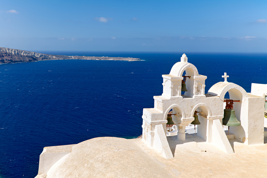 Santorini bell tower with caldera view and deep blue sea.  Imprimer