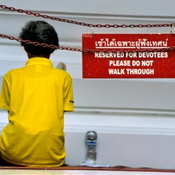 Prayer at wat phra kaew in bangkok