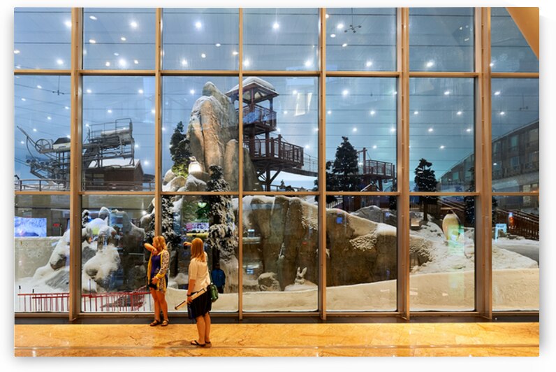 Women watching snow park in Dubai indoor attraction by Marco Brivio