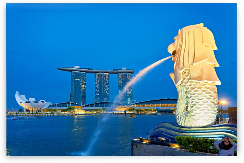 Visitors watch the Merlion fountain at Marina Bay during sunset by Marco Brivio