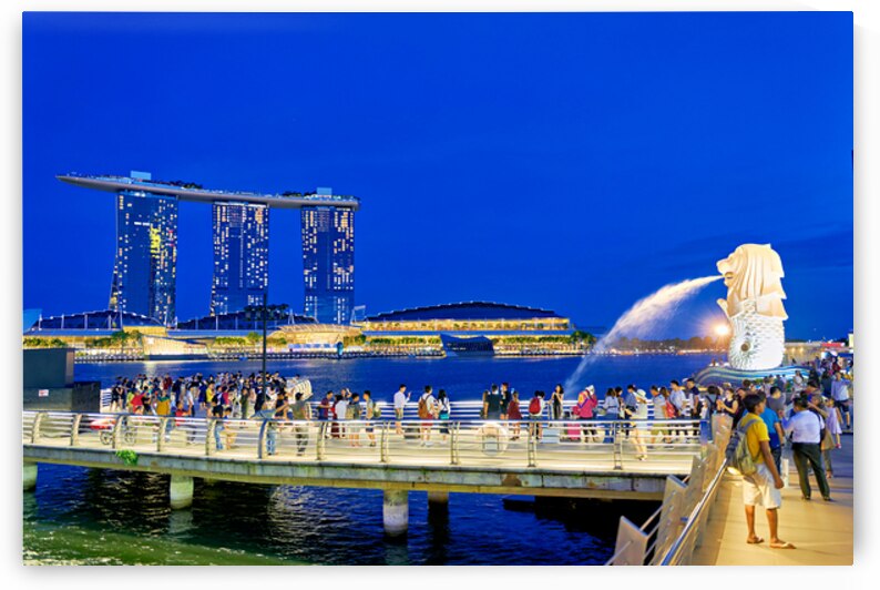 Visitors watch Merlion fountain with Marina Bay Sands Hotel in v by Marco Brivio