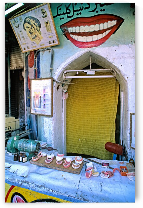 Street dentist providing services in Peshawar by Marco Brivio