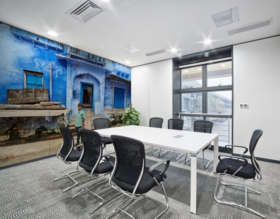 Decorated painted house in Bundi with a boy standing outside Wall Printing
