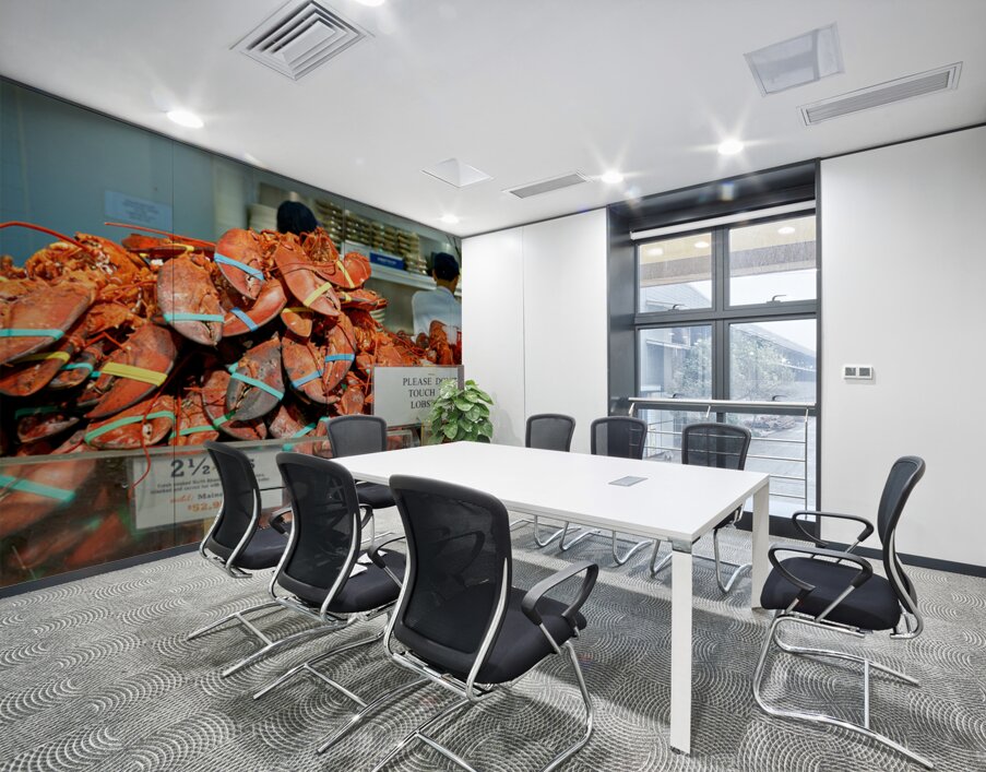 Lobsters are piled high at the Lobster Place Restaurant Wall Printing