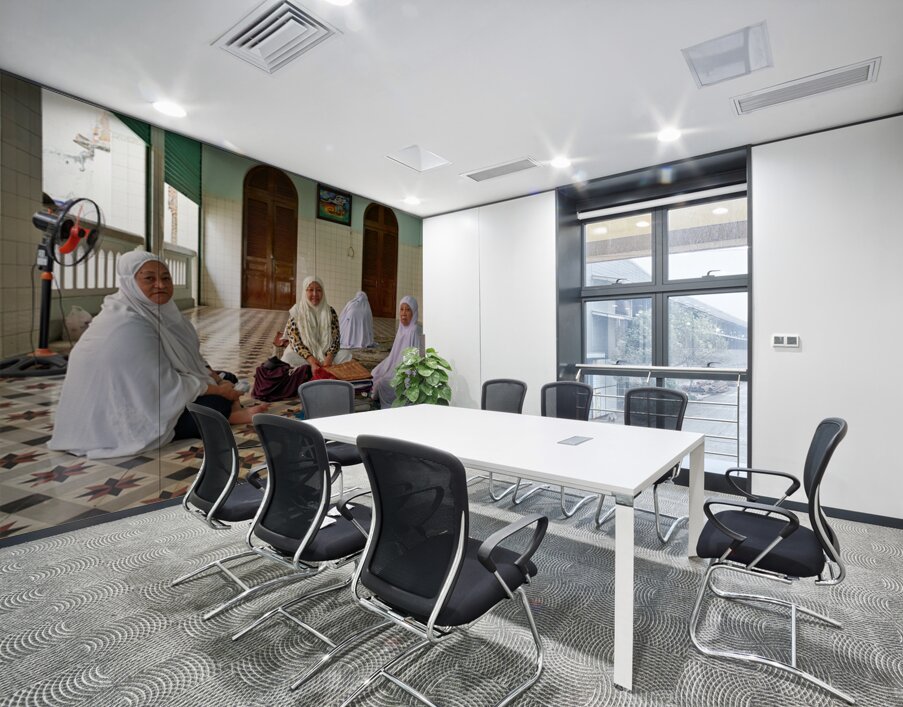 Women in traditional dress in Ho Chi Minh City Vietnam Wall Printing