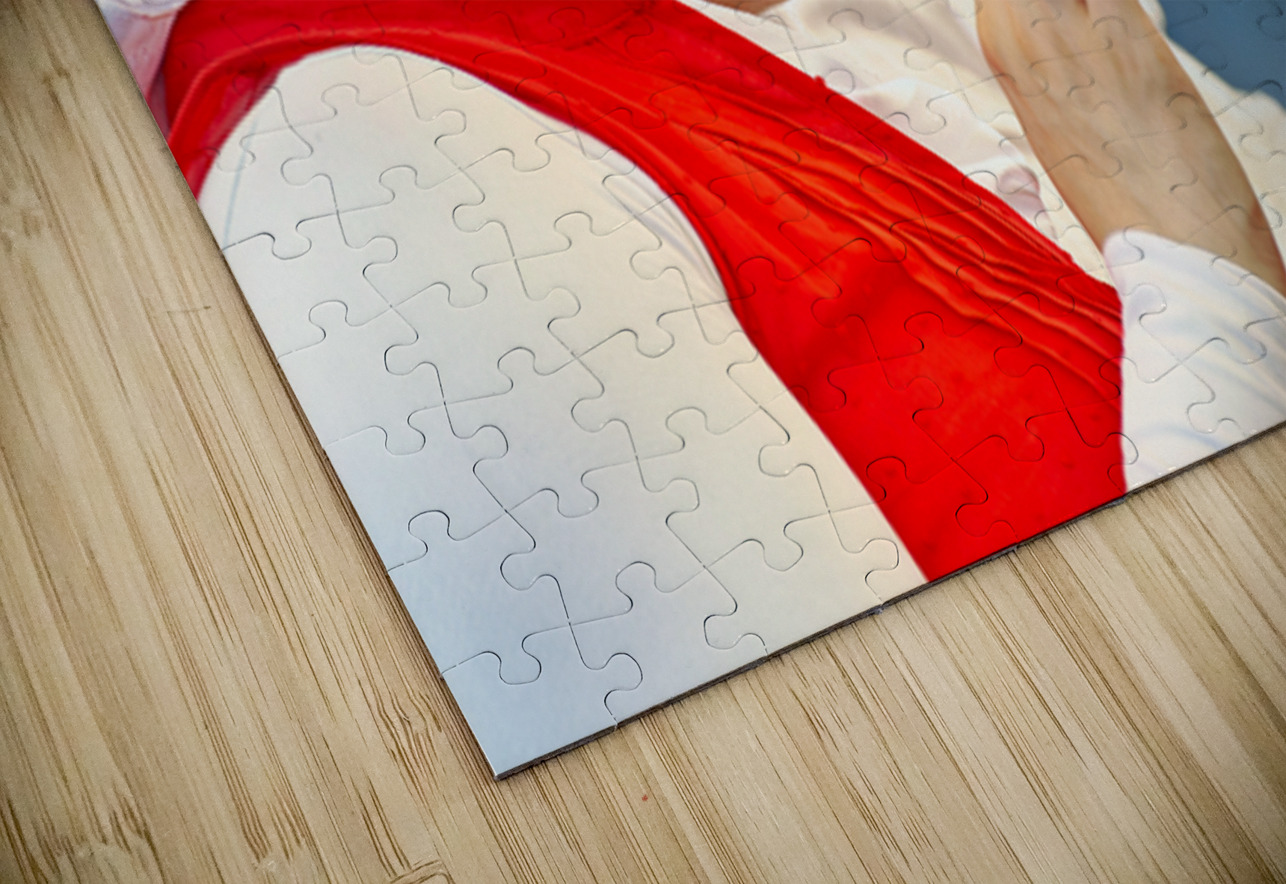 Young women enjoy hookah and talk on mobile phone in Aleppo Syri Marco Brivio Puzzle