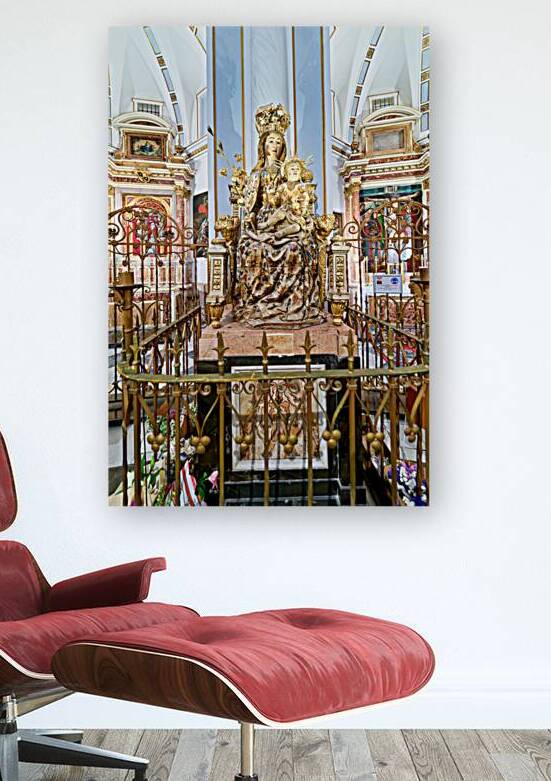 Valencia Cathedral features a statue of Mary and child by Marco Brivio