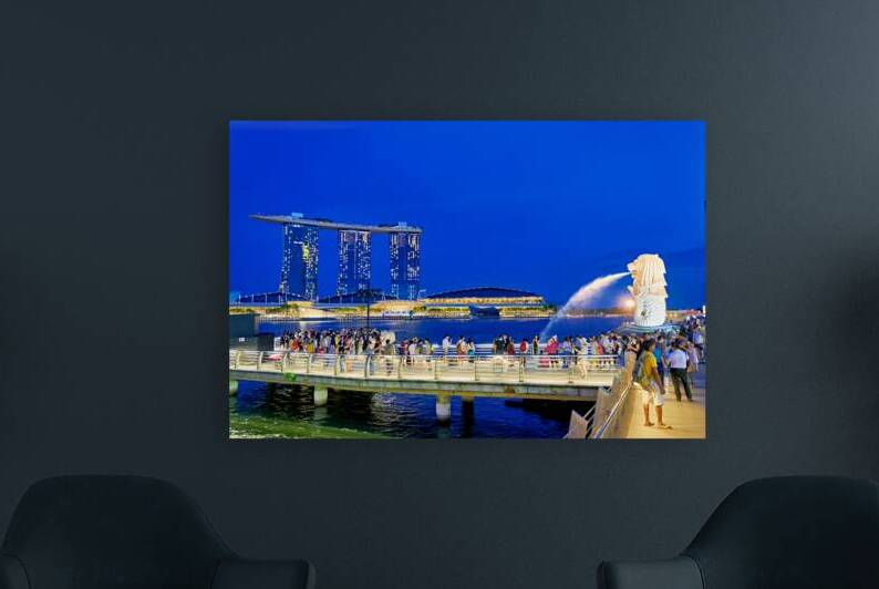 Visitors watch Merlion fountain with Marina Bay Sands Hotel in v by Marco Brivio