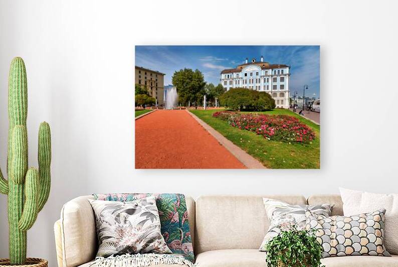 Fountain and flowers in Saint Petersburg parks during daytime by Marco Brivio