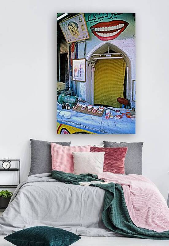 Street dentist providing services in Peshawar by Marco Brivio